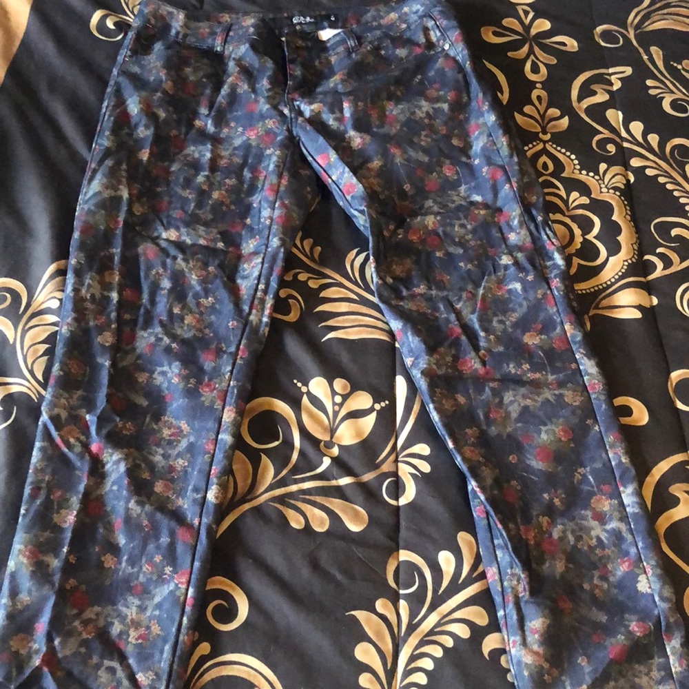 Pants w floral print. Worn as a jean